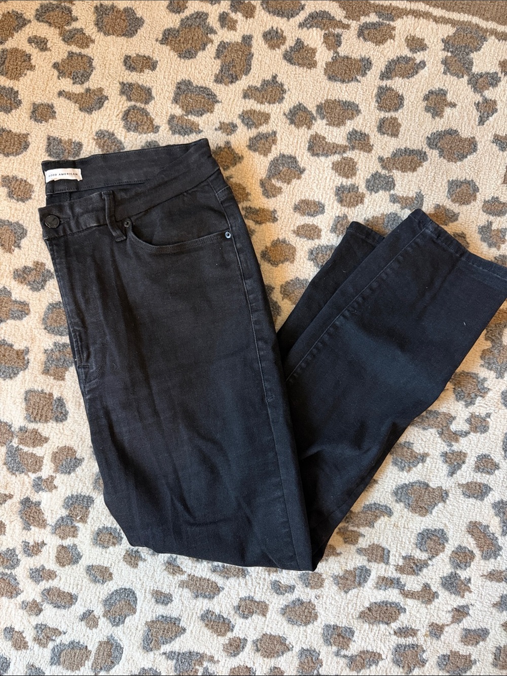 Good American Black Straight-Leg Jeans “Fits Everybody” style